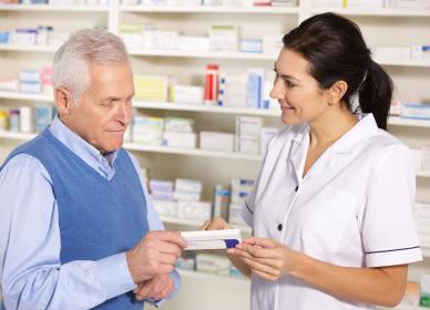 Une pharmaciènne conseille une personne sur un médicament