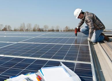 Un ouvrier installant des panneaux solaires