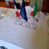 Les drapeaux de la France, l'Italie et l'Union Européenne sur une table
